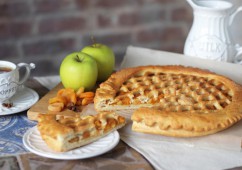 Пирог с яблоком и курагой, 1 кг